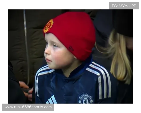 足球明星为小球迷们点赞 他们的热情与梦想激励我不断前行