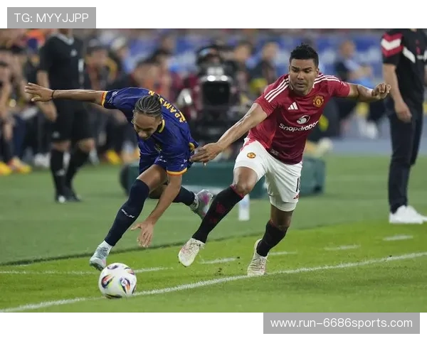 踢足球的球星展现英俊风采 帅气身影瞬间吸引眼球 踢足球的球星展现英俊风采 帅气身影瞬间吸引眼球