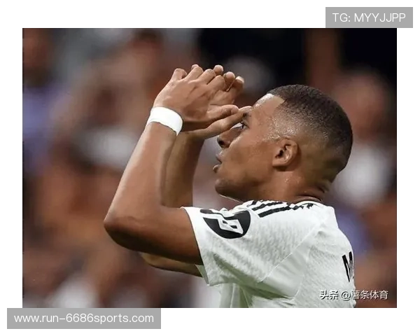 高冷足球球星的独特魅力与球场外的神秘生活揭秘 高冷足球球星的独特魅力与球场外的神秘生活揭秘